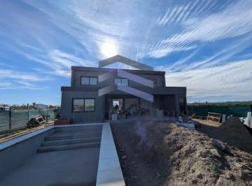 Casa de 7 ambientes, Escobar · Casa en Venta a Estrenar en Riberas con Pileta, Puertos del Lago, Escobar