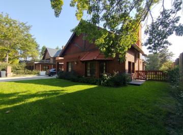 Casa · 280m² · 5 Ambientes · 2 Cocheras · C. C. Los Cardales - Casa 4 Dorm. Vistas Golf, Reciclada, Impecable Valor Remate!