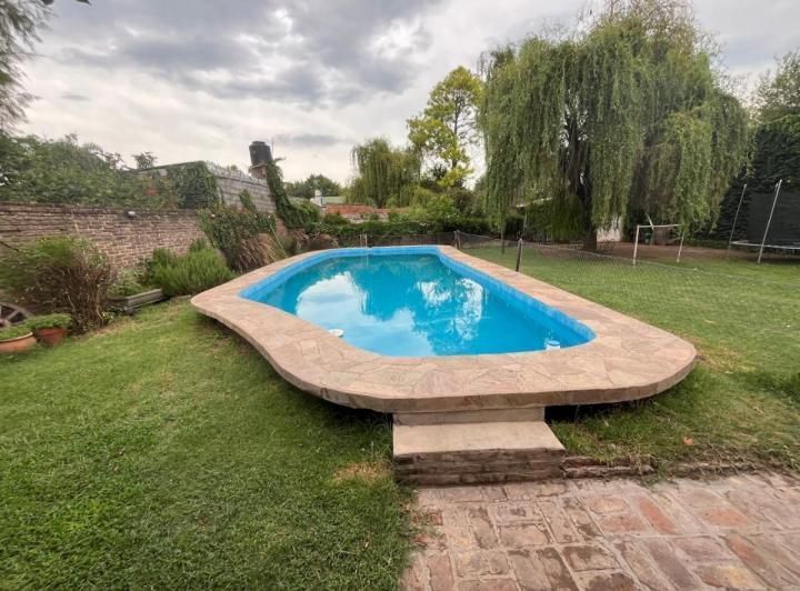 Casa · 234m² · 8 Ambientes · 2 Cocheras
