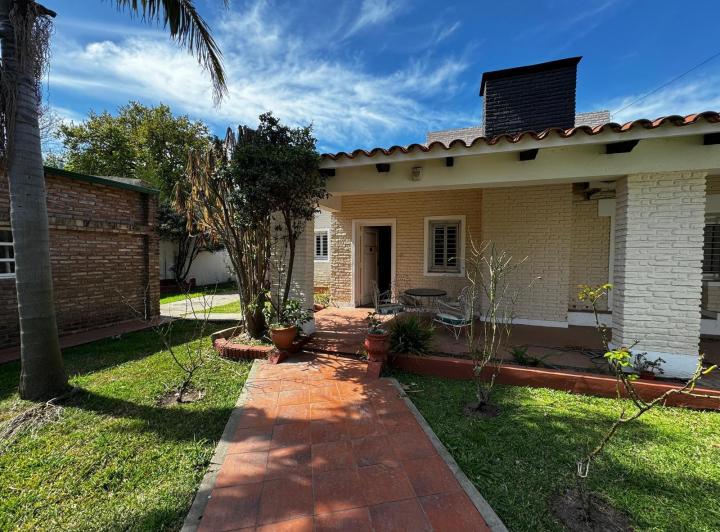 Casa · 200m² · 5 Ambientes · 2 Cocheras