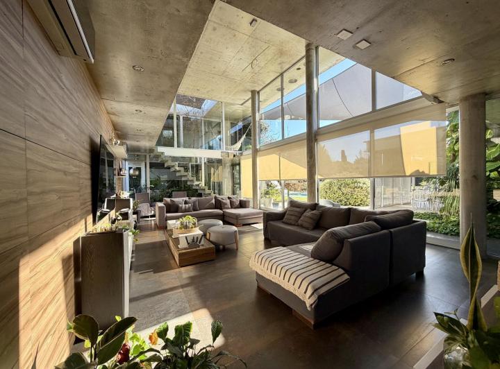 Casa · 611m² · 7 Ambientes · 4 Cocheras