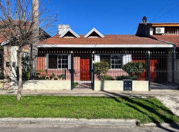 Casa · 168m² · 5 Ambientes · 2 Cocheras · Casa de 5 Ambientes y Quincho con Baño y Dormitorio en Luis Guillón