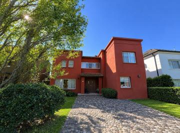 Casa · 202m² · 6 Ambientes · 3 Cocheras · Casa en Isla del Sol