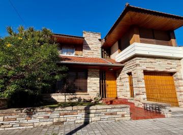 Casa · 175m² · 4 Ambientes · 1 Cochera · Venta Casa de 4 Ambientes con Pileta, Fondo Libre y Cochera en Lomas de Zamora