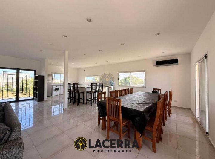 Casa · 180m² · 4 Ambientes · 2 Cocheras