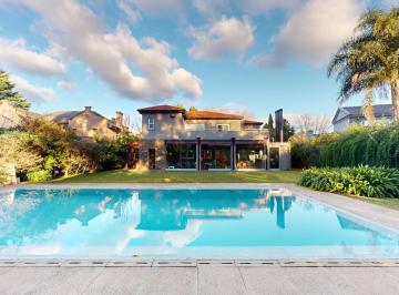 Casa · 365m² · 7 Ambientes · 6 Cocheras · Venta Casa 7 Ambientes con Dependencia en Abril Club de Campo