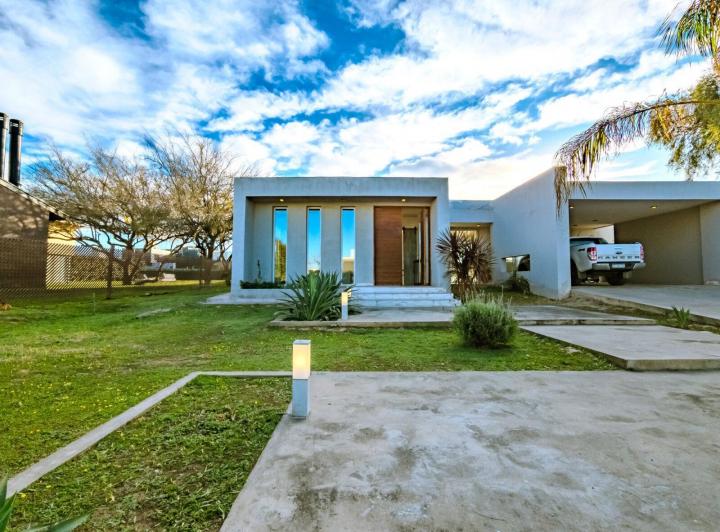 Casa · 490m² · 8 Ambientes · 2 Cocheras
