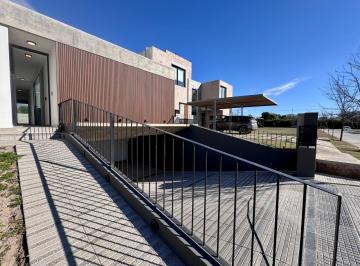 Casa · 140m² · 8 Ambientes · 2 Cocheras · Vendo Duplex Distrito Sur