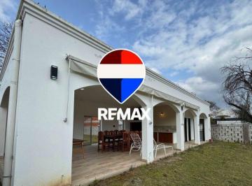 Casa · 30m² · 2 Ambientes · 1 Cochera · Casa 1 Dormitorio con Quincho y Pileta La Silleta