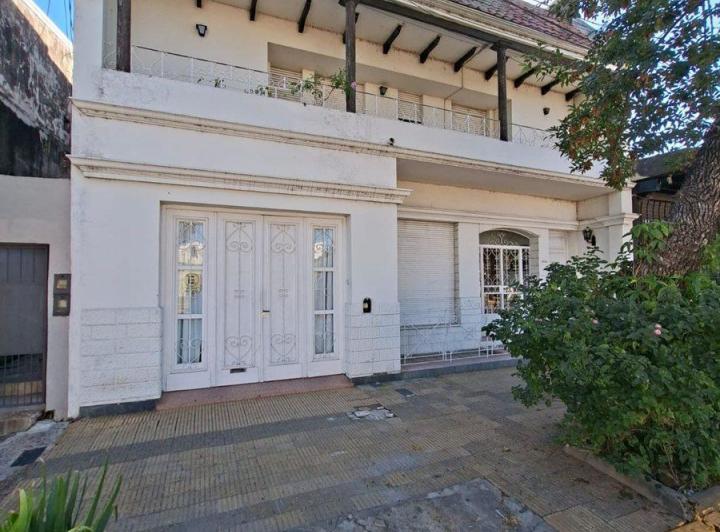 Casa · 492m² · 8 Ambientes · 1 Cochera