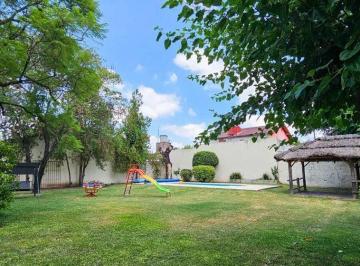 Casa · 124m² · 4 Ambientes · 1 Cochera · Casa Venta Hurlingham 4 Ambientes Pileta Jardin