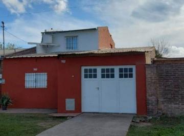 Casa · 98m² · 6 Ambientes · 1 Cochera · Casa Amplia en Barrio Tranquilo - Gran Potencial