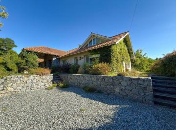 Casa · 330m² · 5 Ambientes · Excelente Casa en Venta con Pileta Barrio Golf