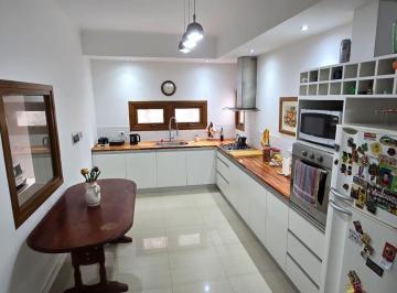 Casa · 183m² · 6 Ambientes · 2 Cocheras · Reconquista, Se Vende Casa Céntrica