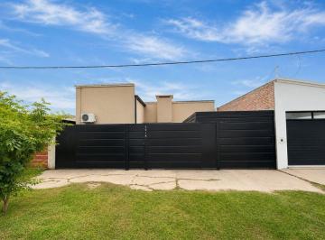 Casa · 90m² · 3 Ambientes · 1 Cochera · En Venta Casa de Dos Dorm. con Piscina