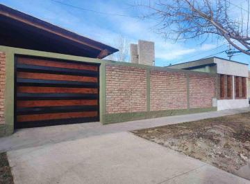 Casa · 145m² · 5 Ambientes · 1 Cochera · Venta Casa Esquina a Estrenar Las Heras