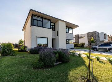 Casa · 240m² · 5 Ambientes · Venta Hermosa Casa con Pileta Greenville Hudson