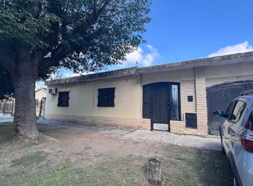 Casa · 94m² · 3 Ambientes · 1 Cochera · Venta Casa 3 Amb Patio Garaje Local Quilmes Oeste