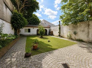 Casa · 77m² · 3 Ambientes · 2 Cocheras · Casa 3 Ambientes en Venta en Banfield con Jardin