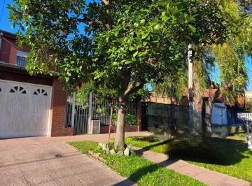 Casa · 112m² · 5 Ambientes · 1 Cochera · Casa y Departamento Temperley Venta Garage y Patio