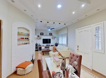 Casa · 100m² · 5 Ambientes · 1 Cochera · Casa 5amb a La Venta en Lomas del Mirador