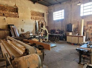 Bodega-Galpón · 188m² · Galpón con 2 Deptos. Sobre Av Fdo. Zuviría