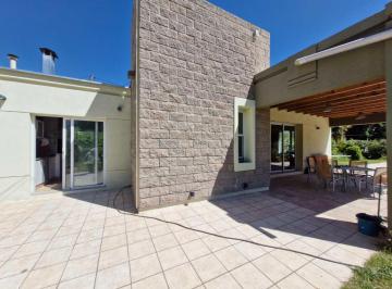 Casa · 130m² · 4 Ambientes · 1 Cochera · Venta Terreno con Quincho Tipo Salón La Puntilla