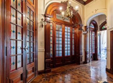 Oficina comercial · 215m² · 1 Cochera · Casa Estilo Arquitectónico Sede Profesional - Comerc