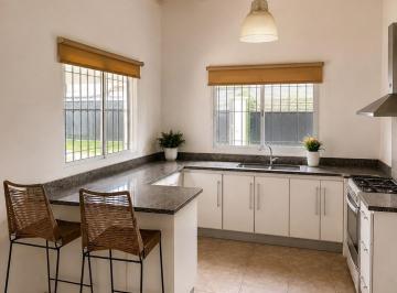 Casa · 90m² · 4 Ambientes · 3 Cocheras · Casa en Venta en Villa Elisa