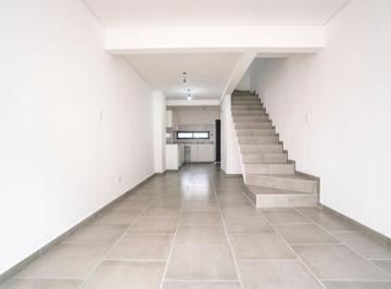Casa · 71m² · 3 Ambientes · 1 Cochera · Duplex en Venta Platanos