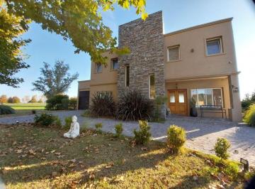 Casa · 275m² · 5 Ambientes · 2 Cocheras · Venta Casa 5 Amb con Pscina en Barrio ''Area 60''