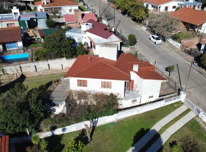 Casa · 246m² · 9 Ambientes · 3 Cocheras