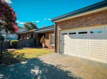Casa · 206m² · 5 Ambientes · 2 Cocheras · Venta Casa 5 Ambientes con Parque Pileta y Quinch0