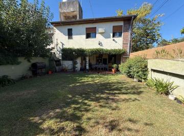 Casa · 119m² · 5 Ambientes · 1 Cochera · Venta Casa 3 Dorm en Hurlingham C Jardín, Cochera