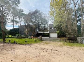 Casa · 418m² · 7 Ambientes · 1 Cochera · Casa en Venta Carilo 7 Am 100 m del Mar Zona 1