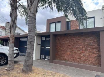 Casa · 320m² · 6 Ambientes · 3 Cocheras · Venta Casa 6 Amb + Playroom Castelar Norte Exclusi
