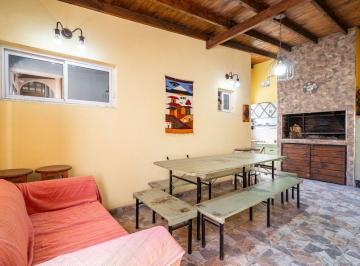 Casa · 235m² · 5 Ambientes · 1 Cochera · Venta Casa 5 Ambientes C/pileta Parrilla y Cochera