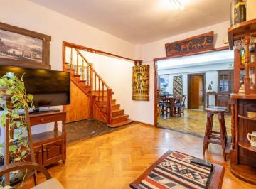 Casa · 215m² · 5 Ambientes · 1 Cochera · Casa 5 Ambientes en Venta en Caseros Oportunidad