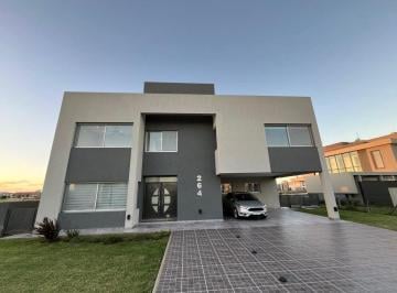 Casa · 194m² · 4 Ambientes · 1 Cochera · Venta Casa a La Laguna en Sebastian Gaboto