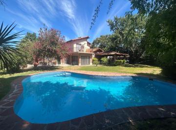 Casa · 242m² · 5 Ambientes · 2 Cocheras · Lindisima Casa en Esquina con Gran Jardín y Pileta