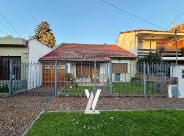 Casa · 145m² · 4 Ambientes · 3 Cocheras · Casa 4 Ambientes en Venta en Bernal - Apto Crédito