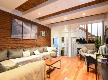 Casa · 229m² · 6 Ambientes · 1 Cochera · Venta Casa 6 Amb Cochera Jardín Pileta en Caseros