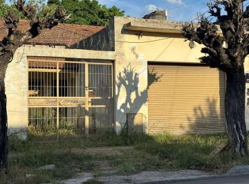 Casa · 111m² · 3 Ambientes · 1 Cochera · Venta Casa Villa Sarmiento a Refaccionar