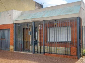 Casa · 85m² · 4 Ambientes · 1 Cochera · Venta Casa 4 Amb Villa Tesei con Jardin y Garage