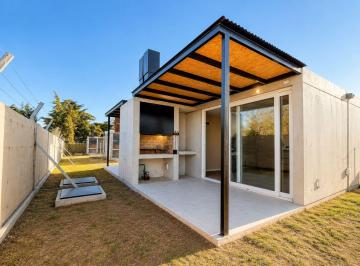 Casa · 44m² · 2 Ambientes · 1 Cochera · Casa Venta Gonnet 1 Dormitorio Cochera a Estrenar