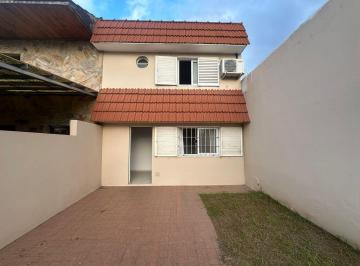 Casa · 70m² · 4 Ambientes · 2 Cocheras · Casa Duplex en Venta La Plata 3 Dorm. Parque