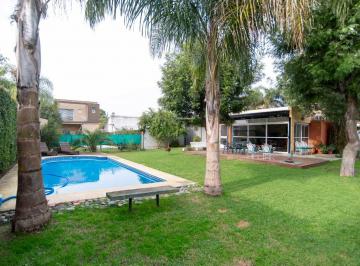 Casa · 140m² · 4 Ambientes · 4 Cocheras · Casa en Venta Villa Elisa Tres Domitorios Pileta