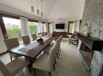 Casa · 300m² · 6 Ambientes · 2 Cocheras · Casa con Piscina en Alquiler de Temporada
