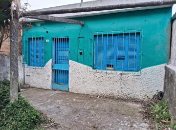 Casa · 86m² · 4 Ambientes · Venta de Casa Para Reciclar en Punta de Rieles.