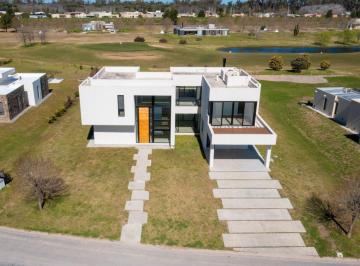 Casa · 300m² · 5 Ambientes · 2 Cocheras · Venta Casa 5 Amb Barrio Everlynks Lujan Permuta